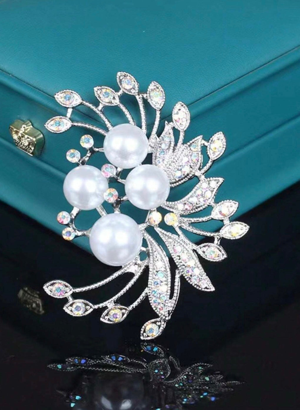 Pearl & Rhinestone Brooch - white